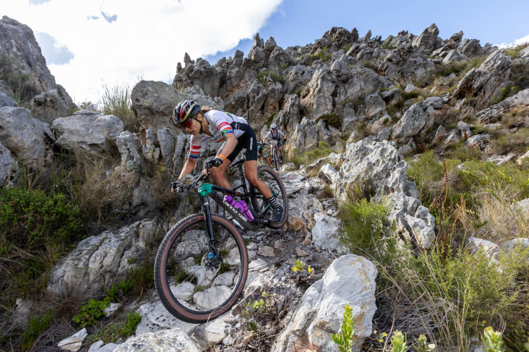 Cape Epic: la cinta adhesiva salva la etapa 1 para las nuevas líderes femeninas Wakefield y Lill