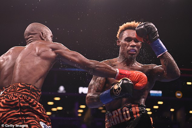 Harrison (izquierda) ha luchado contra algunos oponentes de primer nivel, como Jermell Charlo (en la foto).  El nativo de Detroit es el único luchador que venció al campeón mundial en las filas profesionales.