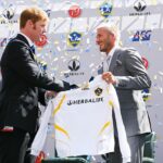 El entonces presidente del LA Galaxy, Alexi Lalas, presenta a David Beckham en una rueda de prensa introductoria