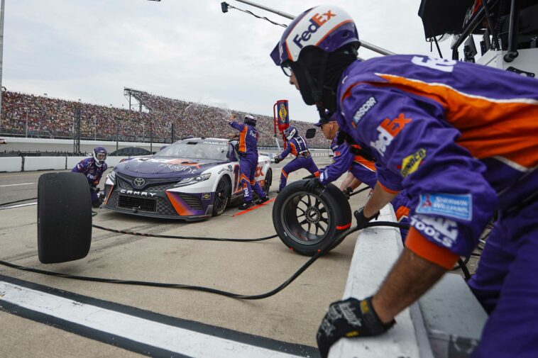 Denny Hamlin penalizado después de admitir que estrelló a Ross Chastain