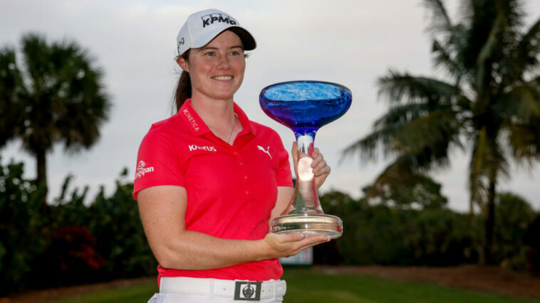 Leona Maguire con el trofeo tras ganar el Drive On Championship 2022 en Arizona