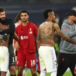 Los jugadores del Liverpool y el Real Madrid se abrazaron a tiempo completo mientras 'You'll Never Walk Alone' resonaba en el estadio español