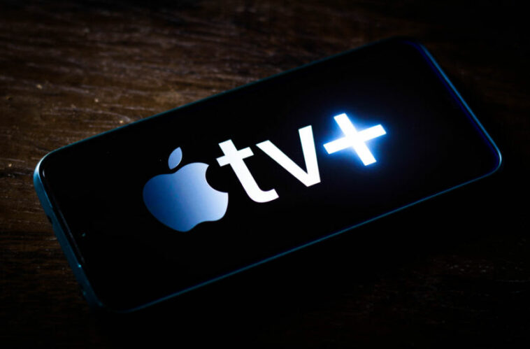 BRASIL - 2021/05/22: En esta ilustración fotográfica, se muestra el logotipo de Apple TV+ (Plus) en la pantalla de un smartphone.  Es un servicio de transmisión de video bajo demanda anunciado por Apple.  (Ilustración fotográfica de Rafael Henrique/SOPA Images/LightRocket vía Getty Images)