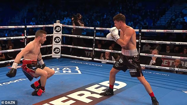 El boxeador irlandés residente en Australia, Darragh Foley, obtuvo una sorprendente victoria cuando su oponente, Robbie Davies Jr, sufrió una terrible lesión en el tobillo e intentó seguir peleando.