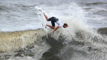 Wright tuvo que aprender a caminar y surfear nuevamente después de una impactante caída en Hawái, pero regresó para ganar el bronce para Australia en los Juegos Olímpicos de Tokio (en la foto)