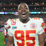 12 de febrero de 2023;  Glendale, Arizona, Estados Unidos;  El tackle defensivo de los Kansas City Chiefs, Chris Jones (95), celebra después de ganar el Super Bowl LVII contra los Philadelphia Eagles en el State Farm Stadium.  Crédito obligatorio: Kirby Lee-USA TODAY Sports