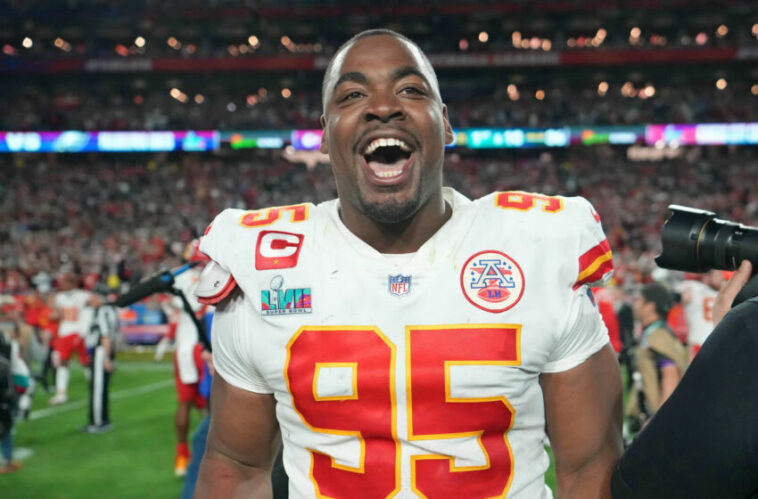 12 de febrero de 2023;  Glendale, Arizona, Estados Unidos;  El tackle defensivo de los Kansas City Chiefs, Chris Jones (95), celebra después de ganar el Super Bowl LVII contra los Philadelphia Eagles en el State Farm Stadium.  Crédito obligatorio: Kirby Lee-USA TODAY Sports