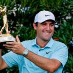 El estadounidense Scottie Scheffler sostiene el trofeo tras ganar el torneo de golf The Players Championship en el TPC Sawgrass de Ponte Vedra Beach - ERIK S LESSER/EPA-EFE/Shutterstock