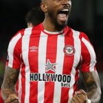 Ivan Toney celebra la victoria 3-2 de Brentford sobre Fulham el lunes