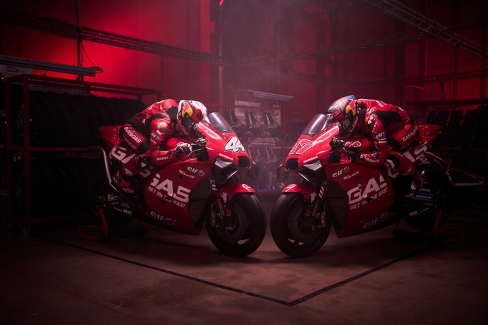 Espargaró y Fernández presentan al recién llegado a MotoGP, GasGas