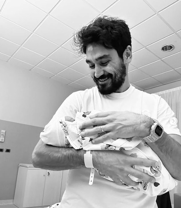El capitán del Manchester City, Ilkay Gundogan, se convirtió en padre por primera vez el miércoles por la noche.