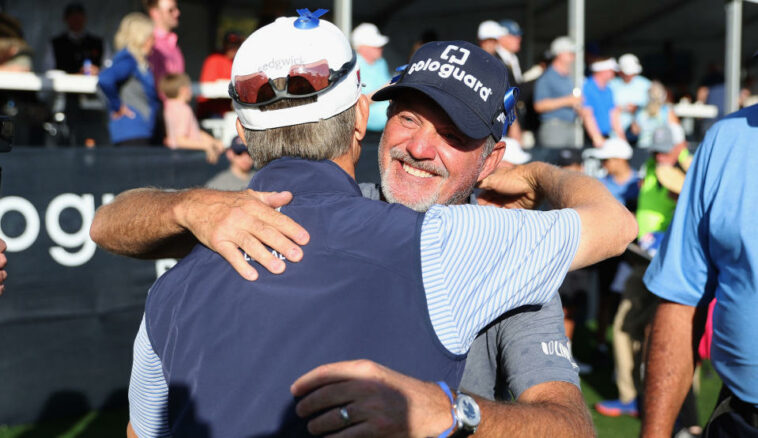 Kelly abraza a un golfista después de ganar un trofeo