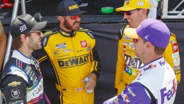 El piloto de NASCAR Daniel Suárez, Martin Truex Jr, Kyle Busch y Denny Hamlin