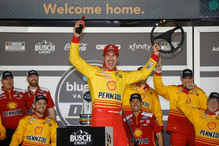 Joey Logano en el carril de la victoria en el Daytona International Speedway - NASCAR Cup Series