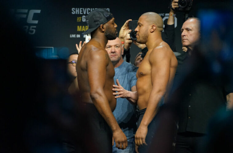 LAS VEGAS, NV - 3 DE MARZO: (LR) Jon Jones vs. Ciryl Gane se enfrentan para su pelea de UFC 285 en el pesaje ceremonial el 2 de marzo de 2023, en el MGM Grand Garden Arena en Las Vegas, NV.  (Foto de Amy Kaplan/Icon Sportswire)