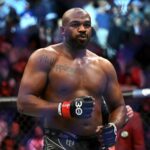 El luchador estadounidense de artes marciales mixtas Jon Jones celebra después de derrotar al luchador francés de artes marciales mixtas Ciryl Gane durante su pelea por el título de peso pesado de UFC 285 en T-Mobile Arena, en Las Vegas, Nevada, el 4 de marzo de 2023. (Foto de Patrick T. Fallon / AFP) (Foto de PATRICK T. FALLON/AFP vía Getty Images)