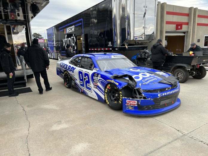 Josh Williams NASCAR penalización estacionando su auto en la línea de meta de inicio atlanta 2023