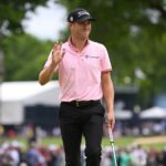 Justin Thomas saluda a la multitud después de hacer un putt en el sexto green durante la ronda final del torneo de golf PGA Championship en el Southern Hills Country Club.