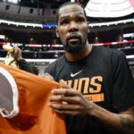 Kevin Durant deberá esperar al menos tres semanas más para debutar en casa con los Phoenix Suns tras lesionarse en el calentamiento ante Oklahoma City