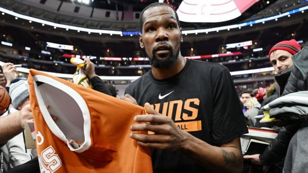 Kevin Durant deberá esperar al menos tres semanas más para debutar en casa con los Phoenix Suns tras lesionarse en el calentamiento ante Oklahoma City