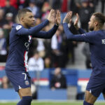 Neymar celebra su gol ante el Lille con Mbappé.