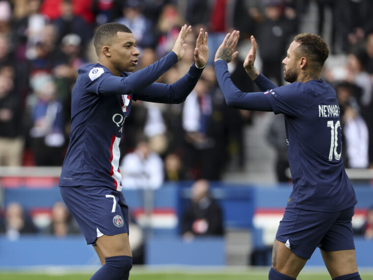 Neymar celebra su gol ante el Lille con Mbappé.