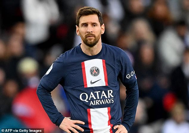 Lionel Messi fue abucheado por los fanáticos del PSG antes de su derrota por 2-0 en casa ante el Rennes el domingo.