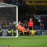 La portera del Chelsea, Ann-Katrin Berger, logró dos paradas de penalti para ayudar a los Blues a vencer al Lyon.