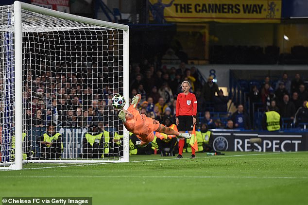 La portera del Chelsea, Ann-Katrin Berger, logró dos paradas de penalti para ayudar a los Blues a vencer al Lyon.