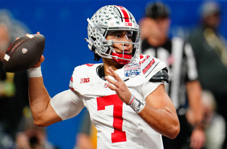 31 de diciembre de 2022;  Atlanta, Georgia, Estados Unidos;  El mariscal de campo de los Ohio State Buckeyes, CJ Stroud (7), busca pasar el balón durante el tercer cuarto del Peach Bowl 2022 en el Mercedes-Benz Stadium.  Crédito obligatorio: John David Mercer-USA TODAY Sports