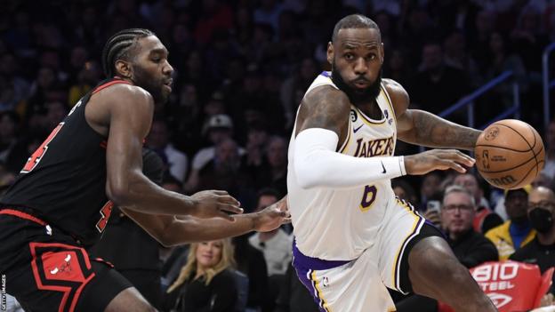 La estrella de Los Angeles Lakers, LeBron James, regatea la pelota de baloncesto