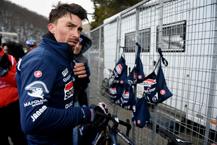 Lefevere sugiere que la UCI está 'corta de efectivo' ya que Alaphilippe fue multado por quitarse el casco