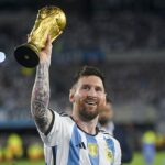 Lionel Messi ha dicho a sus compañeros de Argentina que probablemente se quedará en el PSG este año