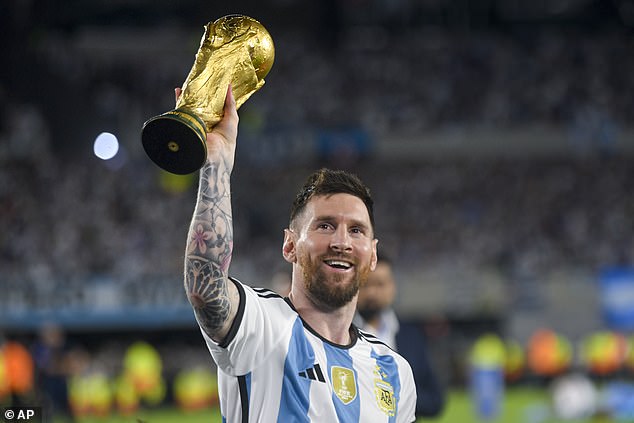 Lionel Messi ha dicho a sus compañeros de Argentina que probablemente se quedará en el PSG este año