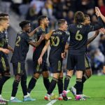 El delantero de Los Angeles FC Denis Bouanga (99) es felicitado por sus compañeros de equipo después de anotar