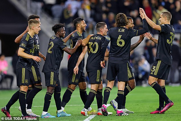 El delantero de Los Angeles FC Denis Bouanga (99) es felicitado por sus compañeros de equipo después de anotar