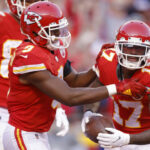 KANSAS CITY, MISSOURI - 16 DE OCTUBRE: Mecole Hardman #17 de los Kansas City Chiefs celebra una recepción de touchdown con JuJu Smith-Schuster #9 durante el tercer cuarto contra los Buffalo Bills en el Arrowhead Stadium el 16 de octubre de 2022 en Kansas City, Missouri.  (Foto de David Eulitt/Getty Images)