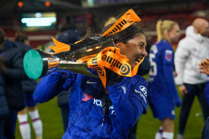 Sam Kerr posa con la FA Women Continental Tires League Cup