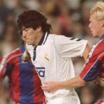 Iván Zamorano del Real Madrid lucha contra Ronald Koeman del Barcelona en La Liga.  Santiago Bernabéu, Madrid, España.  septiembre de 1992.