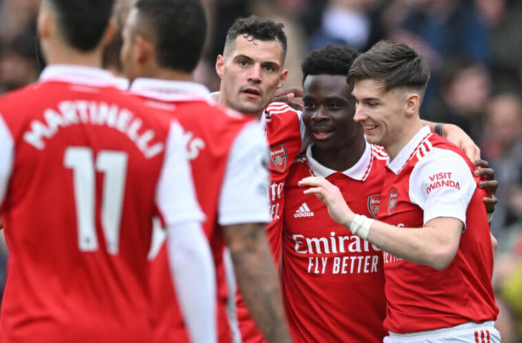 El mediocampista inglés del Arsenal, Bukayo Saka (2D), celebra con sus compañeros después de anotar su cuarto gol durante el partido de fútbol de la Premier League inglesa entre el Arsenal y el Crystal Palace en el Emirates Stadium de Londres el 19 de marzo de 2023. (Foto de JUSTIN TALLIS / AFP) / RESTRINGIDO AL USO EDITORIAL.  No se utiliza con audio, video, datos, listas de dispositivos, logotipos de clubes/ligas o servicios 'en vivo' no autorizados.  Uso en línea durante el partido limitado a 120 imágenes.  Se pueden usar 40 imágenes adicionales en tiempo extra.  Sin emulación de vídeo.  El uso de las redes sociales durante el partido está limitado a 120 imágenes.  Se pueden usar 40 imágenes adicionales en tiempo extra.  No se utiliza en publicaciones de apuestas, juegos o publicaciones de un solo club/liga/jugador.  / (Foto de JUSTIN TALLIS/AFP vía Getty Images)