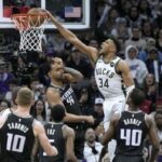 El alero de los Milwaukee Bucks, Giannis Antetokounmpo, hace una volcada contra los Sacramento Kings