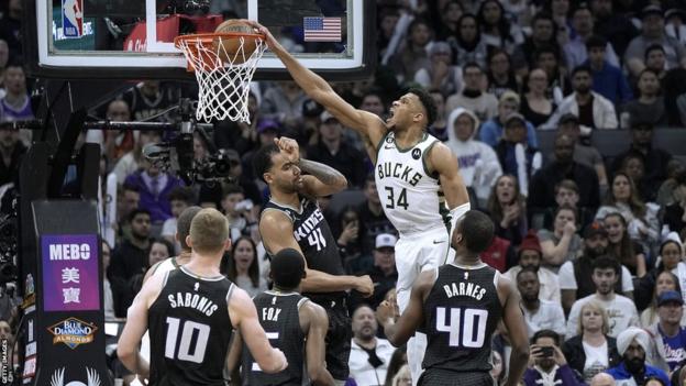 El alero de los Milwaukee Bucks, Giannis Antetokounmpo, hace una volcada contra los Sacramento Kings