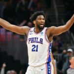 Joel Embiid de Filadelfia lanza sus brazos al aire durante la victoria de los 76ers sobre los Cleveland Cavaliers