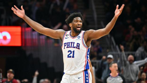 Joel Embiid de Filadelfia lanza sus brazos al aire durante la victoria de los 76ers sobre los Cleveland Cavaliers