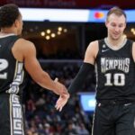 Los jugadores de los Memphis Grizzlies Demond Bane (izquierda) y Luke Kennard (derecha) se dan la mano