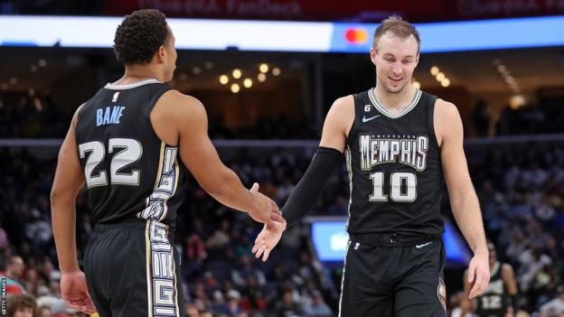 Los jugadores de los Memphis Grizzlies Demond Bane (izquierda) y Luke Kennard (derecha) se dan la mano