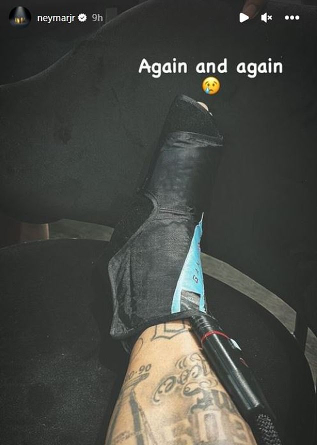 Neymar maldijo su suerte al publicar una foto de su bota protectora después de torcerse el tobillo