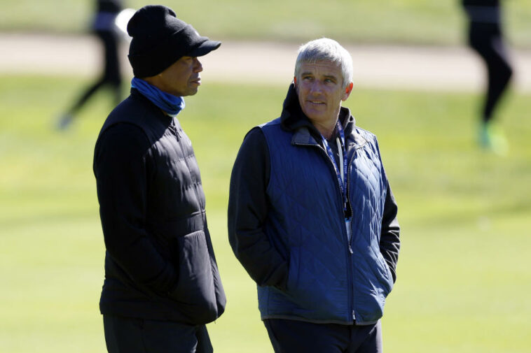 El comisionado del PGA Tour, Jay Monahan (derecha), visto con Tiger Woods en el Genesis Invitational, anunció varios cambios nuevos en el calendario del Tour para la próxima temporada.  (AP/Ryan Kang)