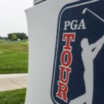 El logotipo del PGA Tour en un cartel en un evento del PGA Tour.