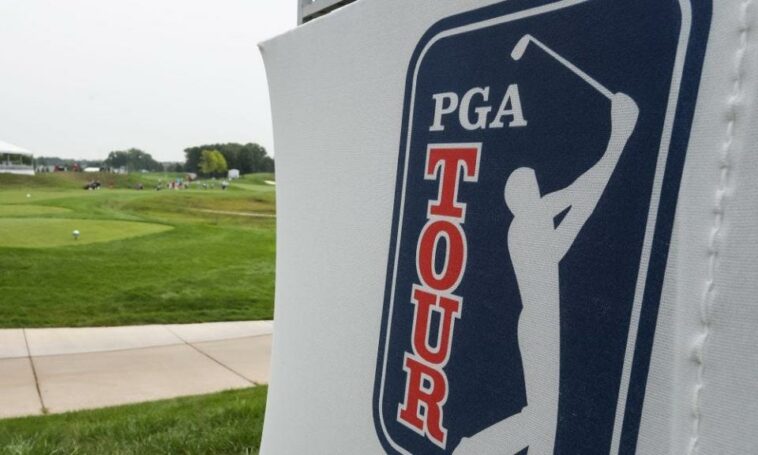 El logotipo del PGA Tour en un cartel en un evento del PGA Tour.